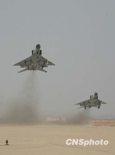 青島海軍航空兵駕戰機新年首飛