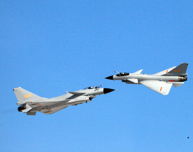 勇斗零下20度低溫 殲-10戰機新年度開飛