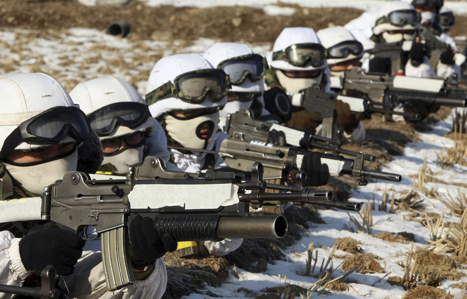 韓國(guó)陸軍部隊(duì)嚴(yán)寒中進(jìn)行戰(zhàn)術(shù)演練