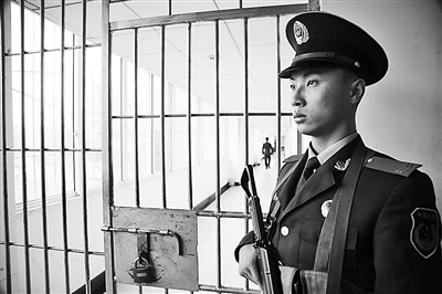 重慶打黑：武警運兵車子夜出擊令黑勢力喪膽