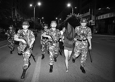 重慶打黑：武警運兵車子夜出擊令黑勢力喪膽