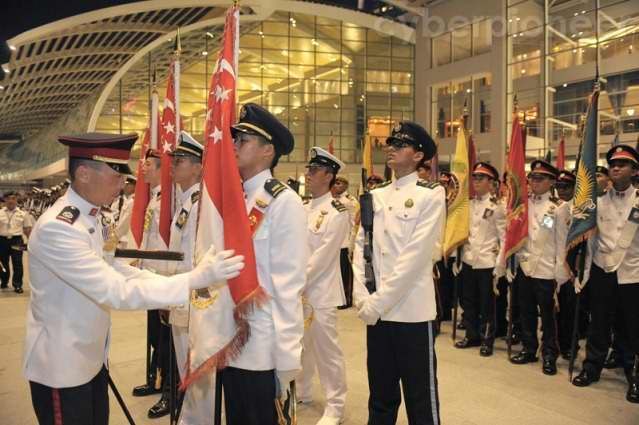 新加坡舉行盛大閱兵慶祝建國(guó)45周年
