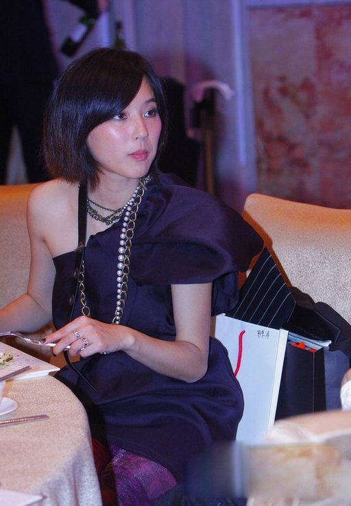 馬景濤80后小嬌妻亮相 與兒子似姐弟