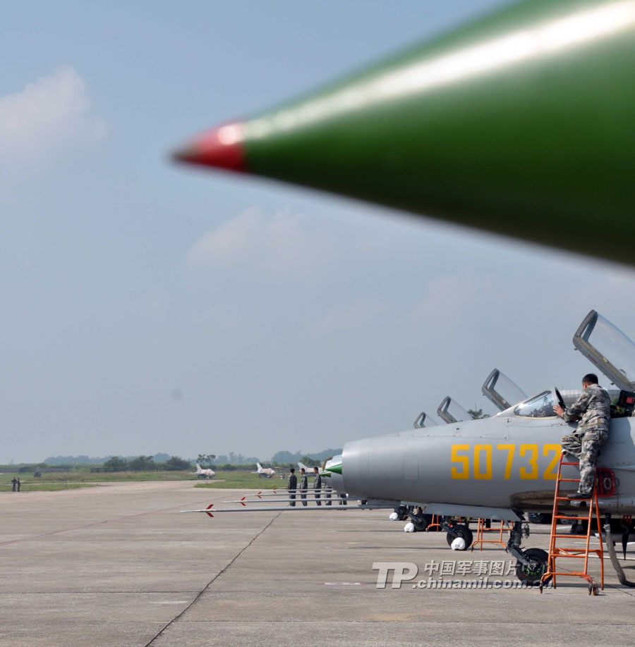 廣空殲七戰機實戰演練