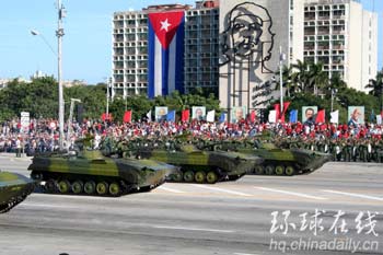 圖：古巴舉行盛大閱兵式紀念建軍50周年