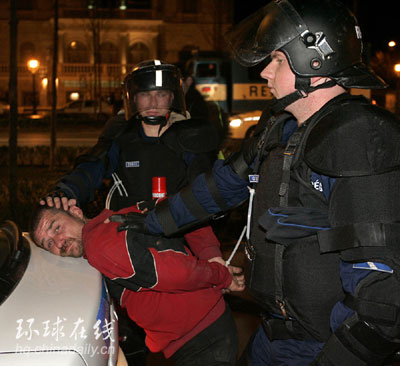 匈牙利數十萬人示威要求總理下臺 與警方發生沖突