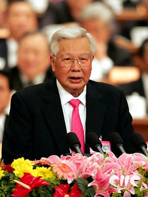 羅豪才向大會(huì)報(bào)告政協(xié)十屆三次會(huì)議以來(lái)提案工作