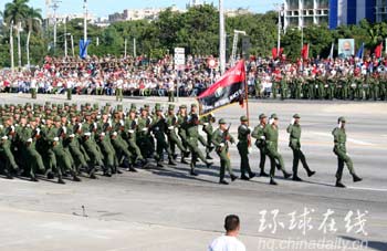 圖：古巴舉行盛大閱兵式紀念建軍50周年