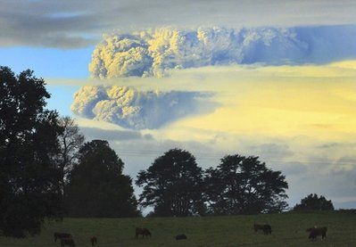 智利火山噴發濃煙升空數千米 600人被疏散(圖)