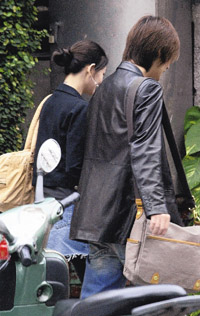 大S仔仔十指緊扣曬恩愛（圖)