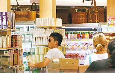 梁朝偉超市買(mǎi)菜刷頂級(jí)黑卡(圖)