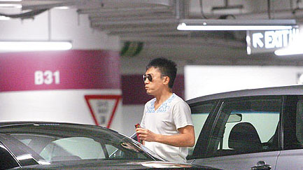 梁朝偉超市買(mǎi)菜刷頂級(jí)黑卡(圖)