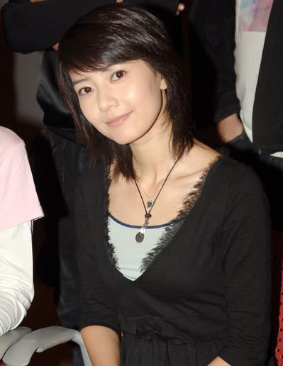 高圓圓牽手警察余文樂(lè) <男才女貌>扮啞女(圖)