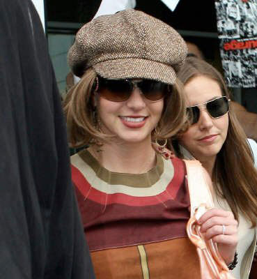 小甜甜布蘭妮繽紛帽子秀(組圖)