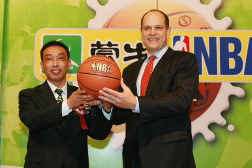 賽場(chǎng)中國(guó)廣告多 中國(guó)企業(yè)借NBA做營(yíng)銷