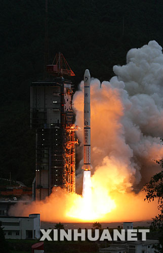 10月24日18時05分，搭載著我國首顆探月衛(wèi)星嫦娥一號的長征三號甲運載火箭在西昌衛(wèi)星發(fā)射中心三號塔架點火發(fā)射。 