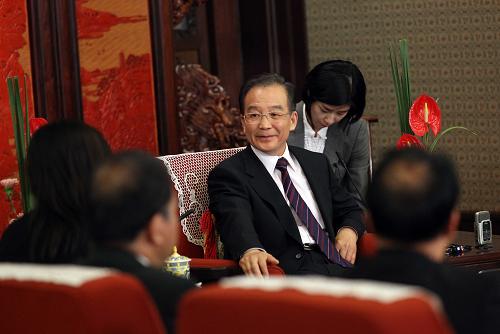 溫家寶接受聯(lián)合采訪(fǎng)