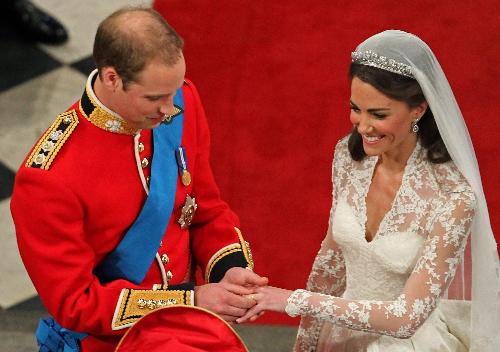 英國(guó)世紀(jì)婚禮出小插曲 威廉為凱特戴戒指一次未成功