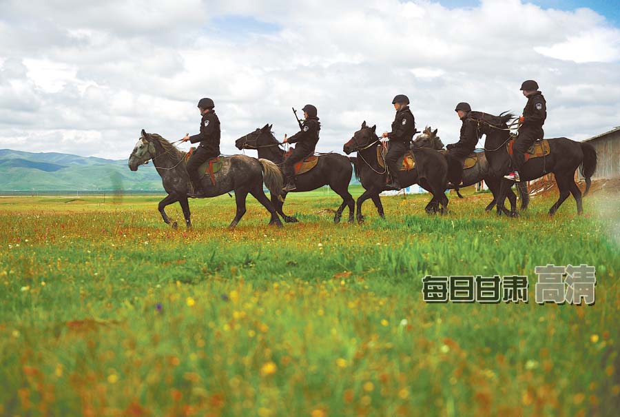 走近甘肅第一支草原騎警大隊(duì)(組圖)