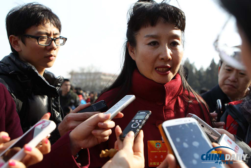 全國政協(xié)委員遭遇媒體記者圍堵采訪