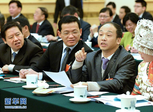 “讓這個(gè)代表把話講完”