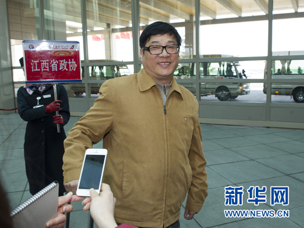 首批京外全國政協委員抵京