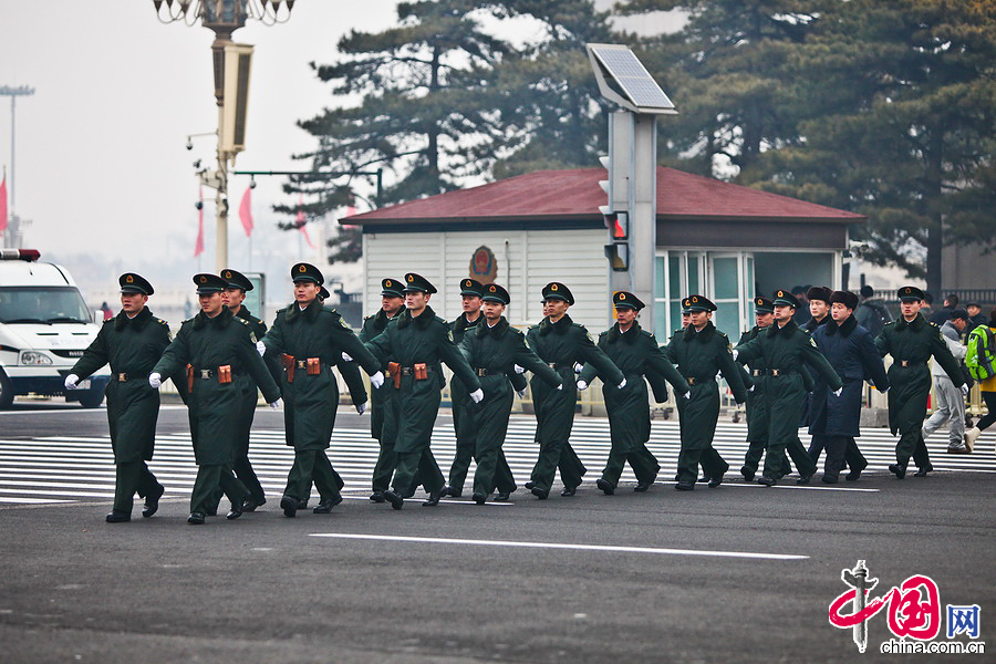 天安門廣場安保全面升級 武警荷槍實彈保兩會