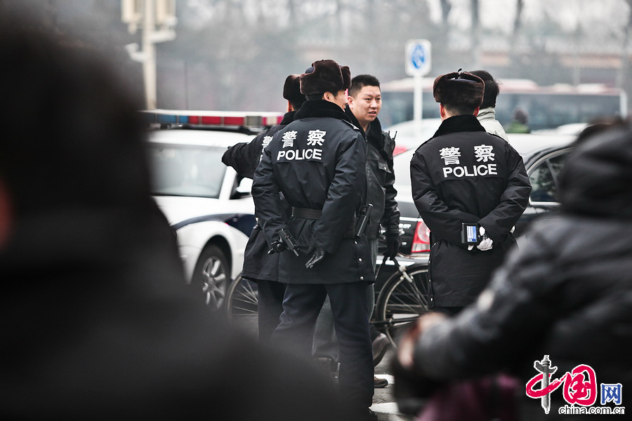 天安門(mén)廣場(chǎng)安保全面升級(jí) 武警荷槍實(shí)彈保兩會(huì)