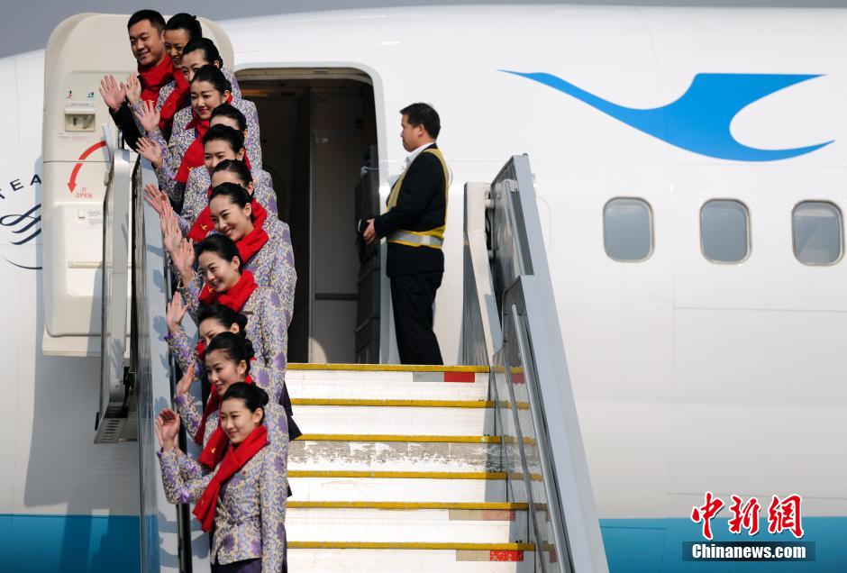 空乘人員列隊迎送人大代表