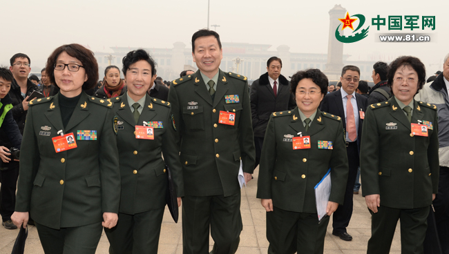 被記者“重重包圍”的軍隊政協(xié)委員們
