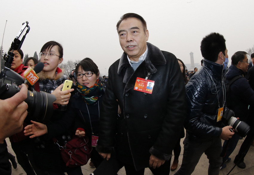 被記者“包圍”的委員們