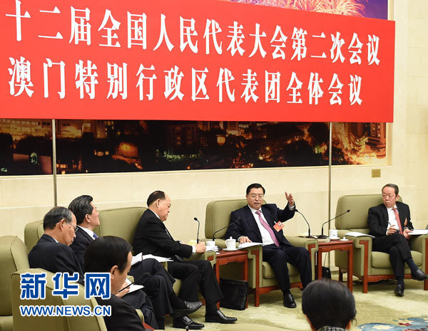 張德江分別參加香港代表團(tuán)、澳門代表團(tuán)審議