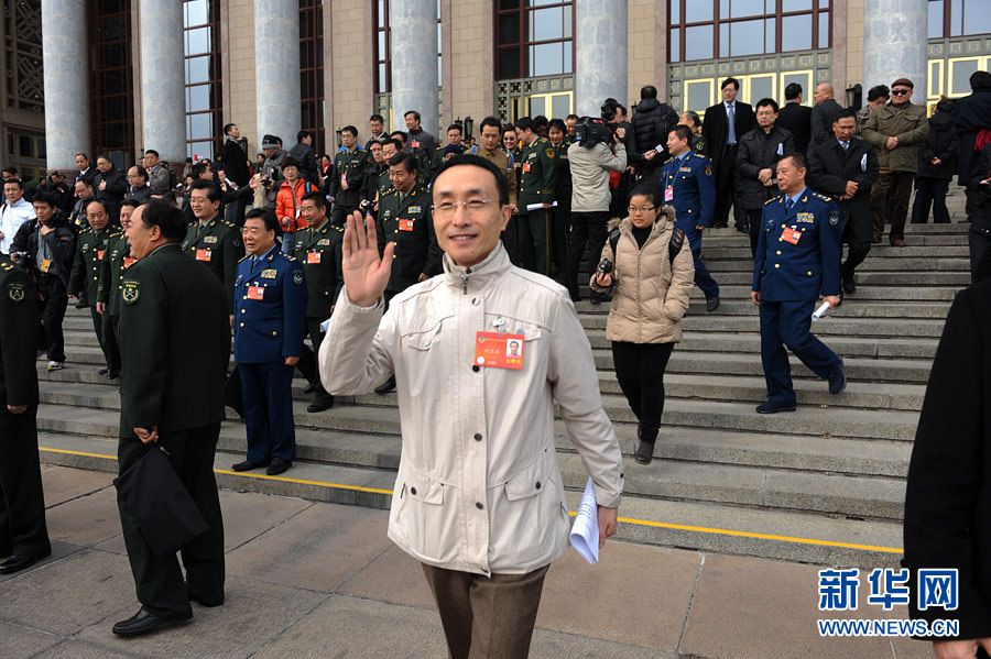政協(xié)委員揮手話別：明年兩會再相見