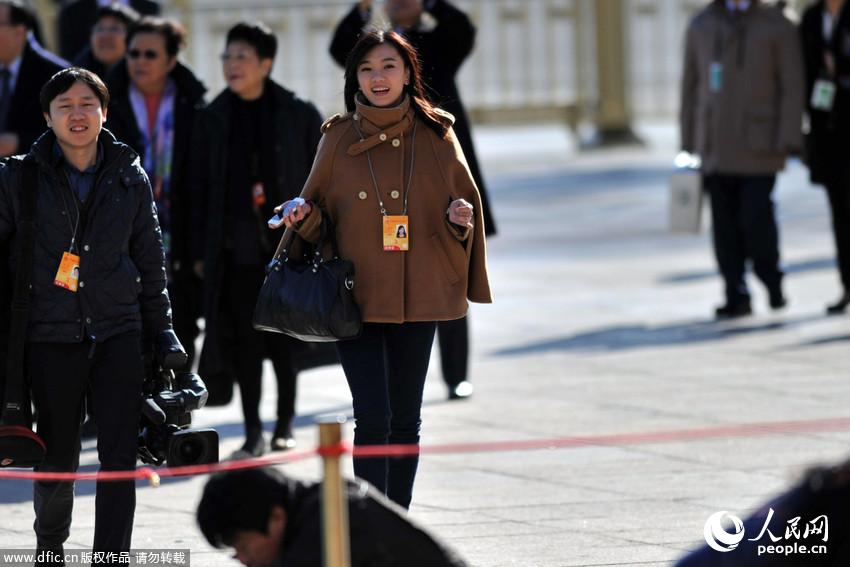 2014兩會花絮：兩會會場上的美女記者
