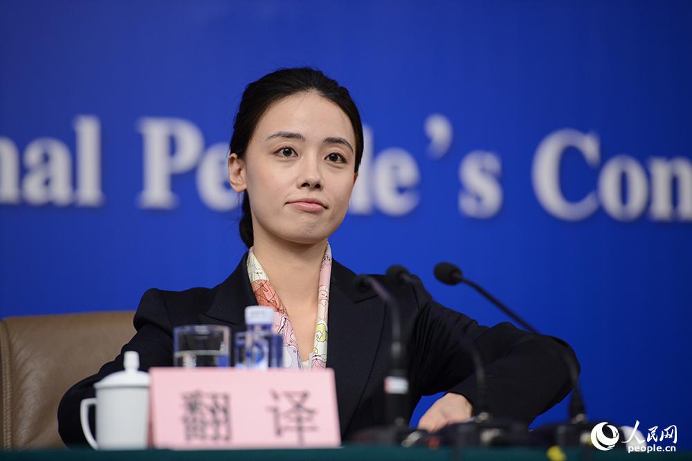 兩會(huì)小清新女翻譯 盤點(diǎn)近年兩會(huì)女翻譯