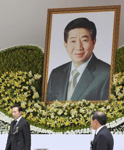 盧武鉉葬禮隆重數(shù)十萬人送行 李明博獻(xiàn)花遭高聲抗議