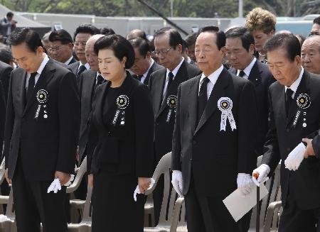 盧武鉉葬禮隆重數(shù)十萬人送行 李明博獻(xiàn)花遭高聲抗議