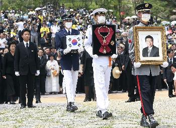 盧武鉉安葬儀式在家鄉舉行 墓碑40厘米高僅刻5個字