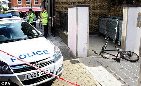 倫敦鬧市一男子開槍打傷兩警察 警方展開大搜捕