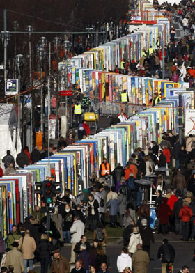 圖：巨型多米諾模型紀(jì)念柏林墻坍塌20周年