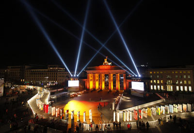 圖：巨型多米諾模型紀(jì)念柏林墻坍塌20周年