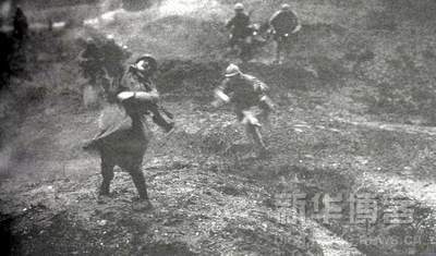 1915-1945年極具震撼力的戰(zhàn)爭(zhēng)新聞?wù)掌?/></a></p>

<p>　　法德雙方在凡爾登展開(kāi)了拉鋸戰(zhàn)，無(wú)論是勝利還是失敗，雙方都付出了同樣的代價(jià)：法軍傷亡了35萬(wàn)人，德軍也差不多。照片上沖在最前的法軍士兵永遠(yuǎn)地停止在這一刻——永遠(yuǎn)地告別了戰(zhàn)場(chǎng)。中彈士兵朝后仰的身體與一群正向前沖鋒的戰(zhàn)士形成了強(qiáng)烈的對(duì)比！(1916.法國(guó))</p>

<br/>
(來(lái)源： 新華博客)</div>
</div>

<div width=
