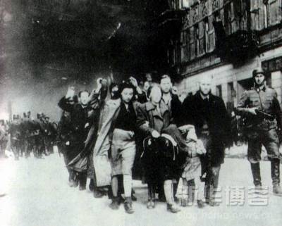 1915-1945年極具震撼力的戰(zhàn)爭新聞?wù)掌?/></a></p>

<p>　　到了1944年，德國已經(jīng)日薄西山。在西線，美英軍隊(duì)在諾曼底登陸，在東線，蘇聯(lián)步步進(jìn)迫，德軍損失慘重，戰(zhàn)爭已經(jīng)變得毫無希望。在這一年里，蘇軍占領(lǐng)了波蘭的東部和東南部地區(qū)，但華沙仍然在德軍手中。在華沙，猶太人的苦難遠(yuǎn)沒有結(jié)束：希特勒對(duì)猶太人的屠殺因?yàn)閼?zhàn)局的不利不但沒有停止反而加速了。圖為一支被德軍押送的猶太人隊(duì)伍，隊(duì)伍中的人有的舉起雙手，走在最前的一家若有所思，但他們知道，他們已經(jīng)沒有生存的希望了。（這幅照片由一不知名的德國攝影記者攝于1944年陷落中的華沙。）</p>

<br/>
(來源： 新華博客)</div>
</div>

<div width=