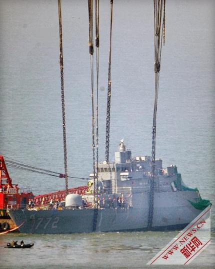 韓國“天安”號艦首被打撈出水