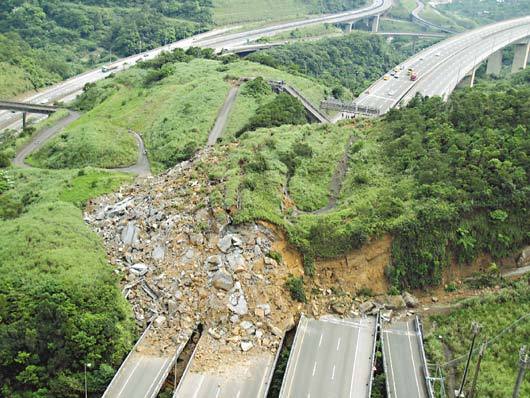 臺高速路遇山崩疑埋5車 24小時開挖救人（圖）