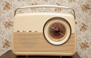 英八旬老翁酷愛(ài)無(wú)線電 搜集千余臺(tái)收音機(jī)自建博物館