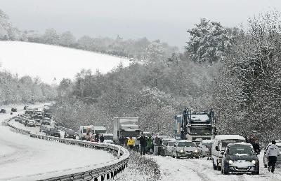 歐洲大雪“不給力” 交通大亂圣誕計劃受阻