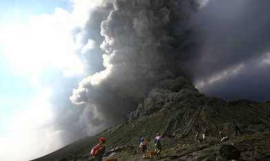布羅莫火山噴出高達(dá)800米高濃煙