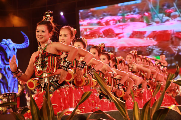 云南德宏:“目瑙縱歌”萬人同跳民族團結舞(圖)