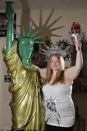 英女子與美國自由女神像陷入熱戀 希望永結(jié)連理